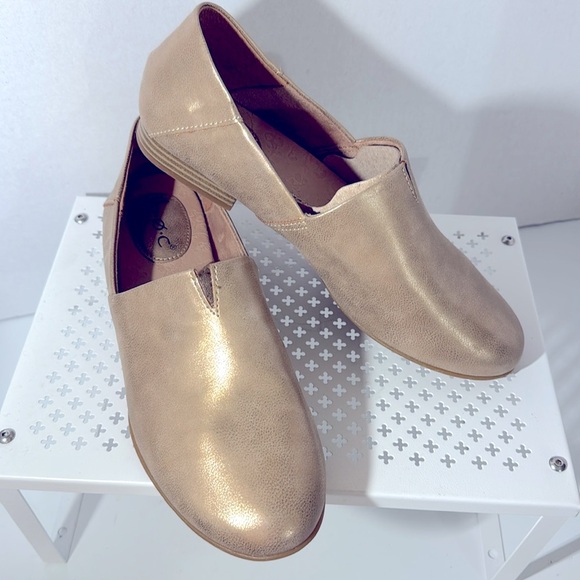 b.o.c Gold Slip-On Women's Shoes Size 9.5 Wide Loafer Style Rubber Sole - Picture 7 of 8